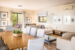 Vila (4 Bedrooms) | Ruang keluarga | TV layar datar dan pemutar DVD