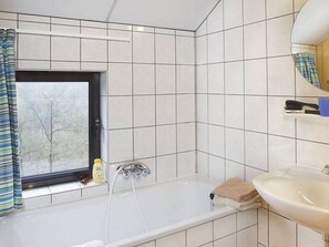 Combined shower/tub - Nicely Furnished Bungalow With a Fireplace Near the Maas (Hastiere)