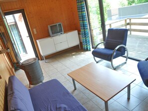 Living room - Nicely Furnished Bungalow With a Fireplace Near the Maas (Hastiere)