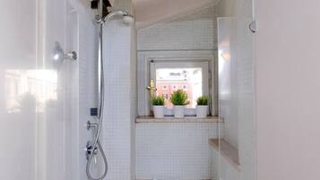 Doccia, asciugacapelli, asciugamani, shampoo