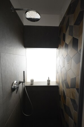 Double Room | Bathroom shower - Ca' del Monica Guesthouse (Riomaggiore)