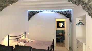 Hochwertige Bettwaren, individuell dekoriert, Schreibtisch