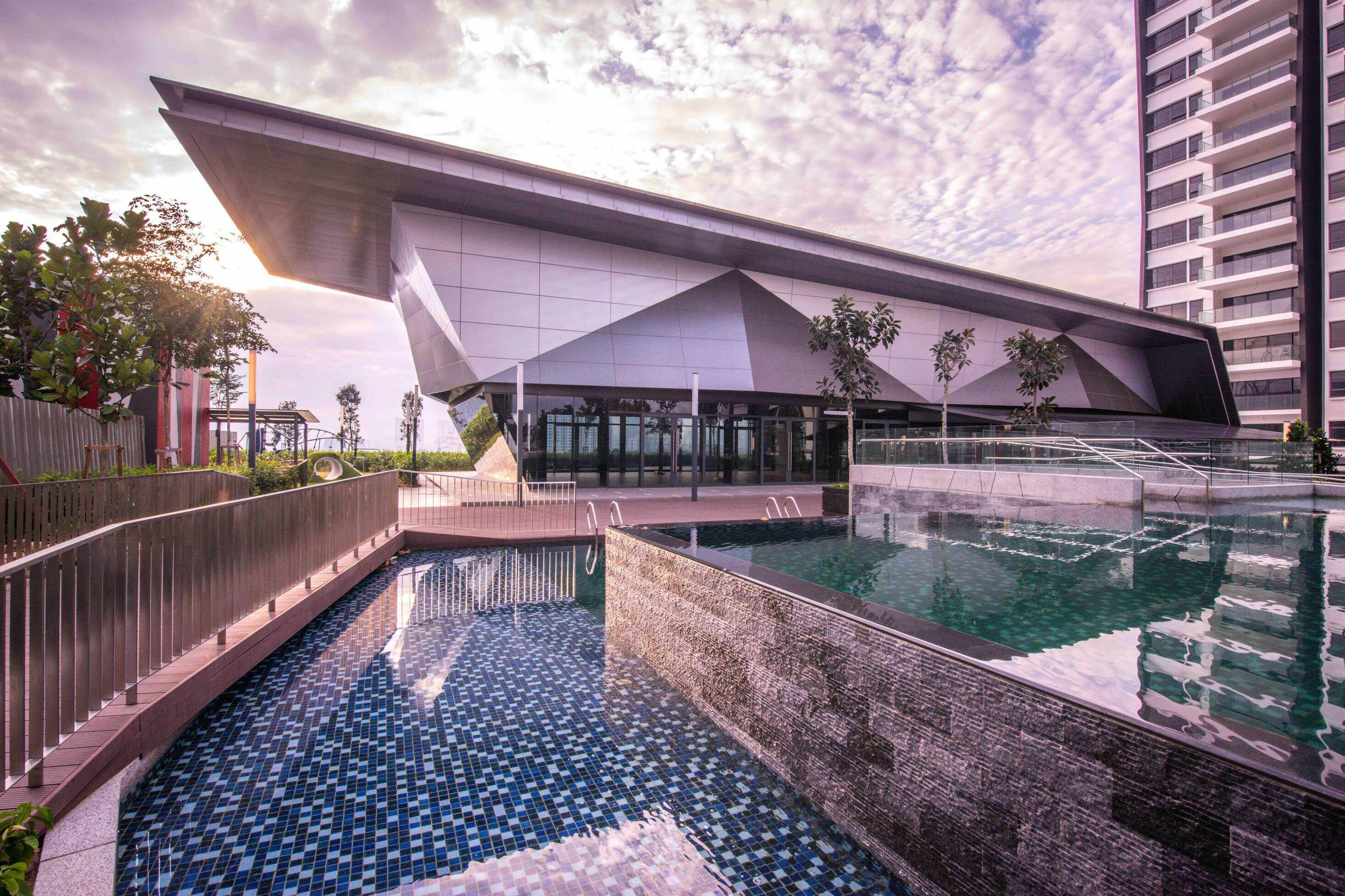 Una piscina al aire libre