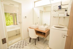 ヘアドライヤー、タオル、トイレットペーパー