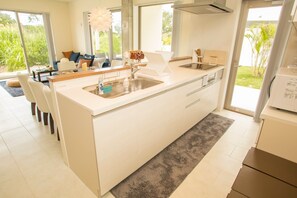 Kühlschrank, Mikrowelle, Herdplatte, Kochgeschirr/Geschirr/Besteck