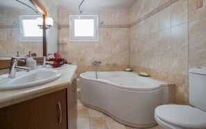 Bañera y ducha independientes, artículos de tocador gratuitos