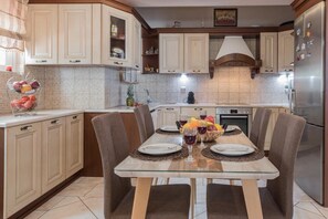 Apartment, 3 Bedrooms | In-room dining
