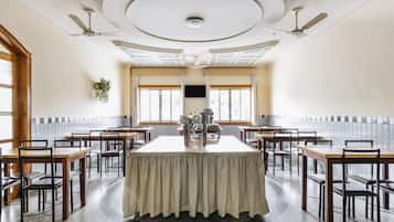 Café da manhã com buffet grátis todos os dias