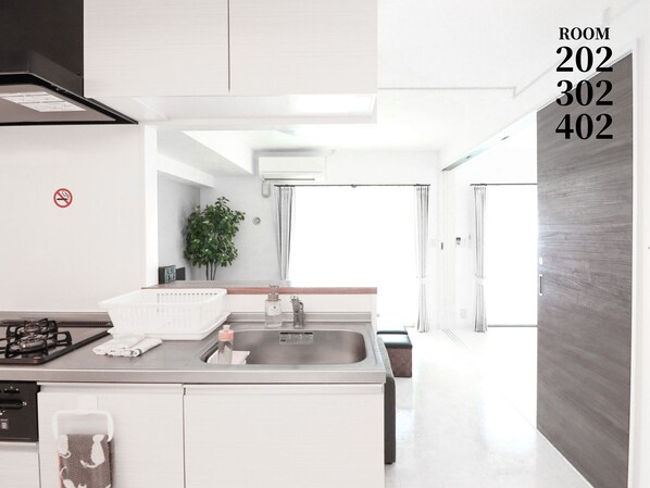 Fridge, microwave, stovetop, cookware/dishes/utensils