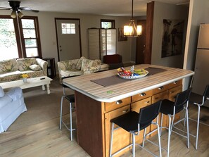 Een televisie en een open haard