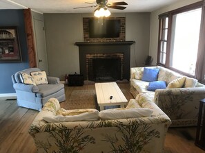 Een televisie en een open haard