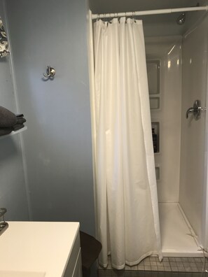 Combined shower/tub, towels