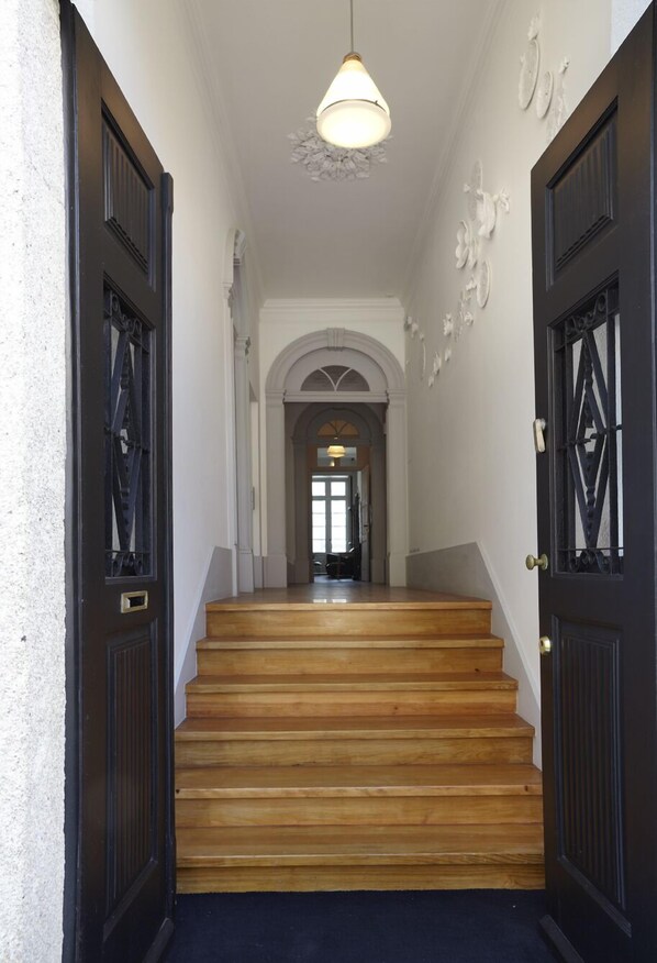 Property entrance - Pensão Favorita (Porto)