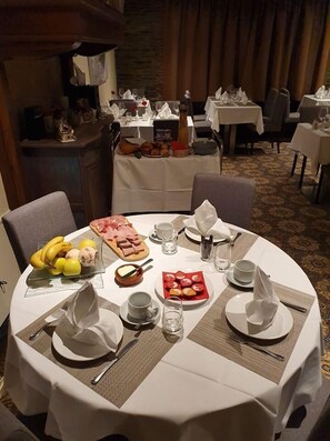 Tägliches großes Frühstück (12 EUR pro Person)