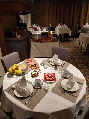 Daily full breakfast (EUR 12 per person)