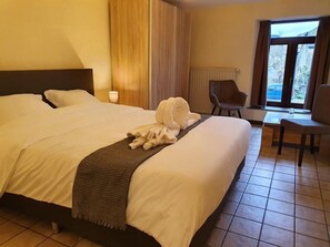 Hochwertige Bettwaren, Schreibtisch, schallisolierte Zimmer