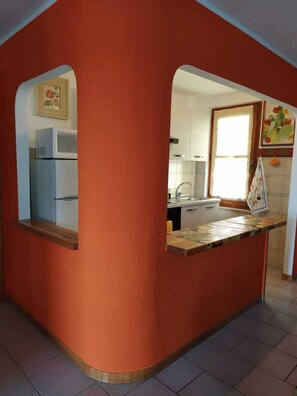 Kjøleskap, mikrobølgeovn, kokeplater og oppvaskmaskin