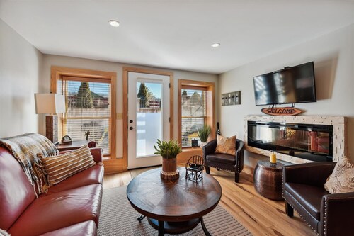 STUNNING Downtown-Fenced Yard-Private Hot Tub-Fire Pit