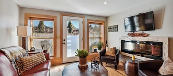 STUNNING Downtown-Fenced Yard-Private Hot Tub-Fire Pit