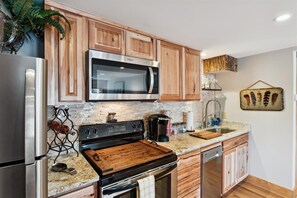 冷蔵庫、電子レンジ、オーブン、コンロ