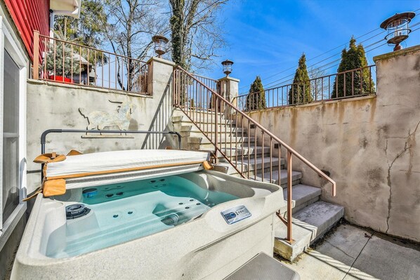 Outdoor spa tub