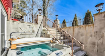 STUNNING Downtown-Fenced Yard-Private Hot Tub-Fire Pit