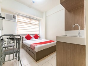 Standard Double Room | Desk, free WiFi - OYO 474 Nizami Condotel (Mandaluyong)