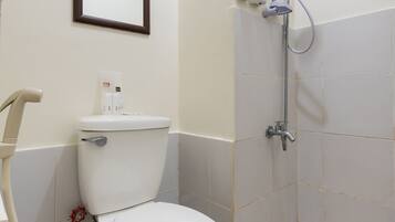 Standard Double Room | Bathroom | Shower, bidet, towels