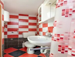Apartment (A1) | Badezimmer | Dusche, kostenlose Toilettenartikel, Haartrockner, Handtücher
