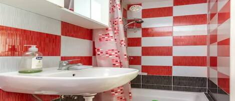 Apartment (A1) | Bathroom | Shower, free toiletries, hair dryer, towels