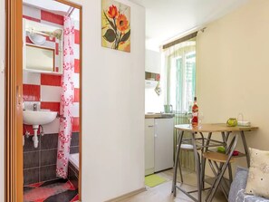 Apartemen (A1) | Dapur pribadi | Lemari es, kompor, mesin pembuat kopi/teh, dan ketel listrik