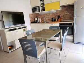 Apartment (A1) | Private kitchen | Fridge, microwave, oven, stovetop