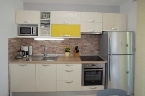 Apartment (A1) | Private kitchen | Fridge, microwave, oven, stovetop - Apartment Ileora (Split)