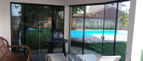 Una piscina al aire libre