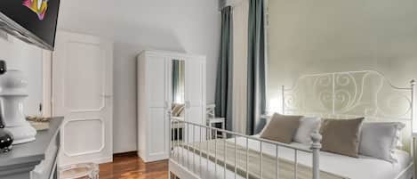 1 bedroom, iron/ironing board, travel cot, free WiFi