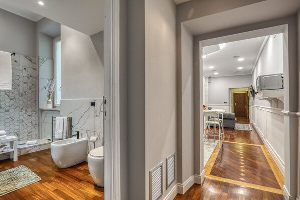 Shower, hair dryer, bidet, towels