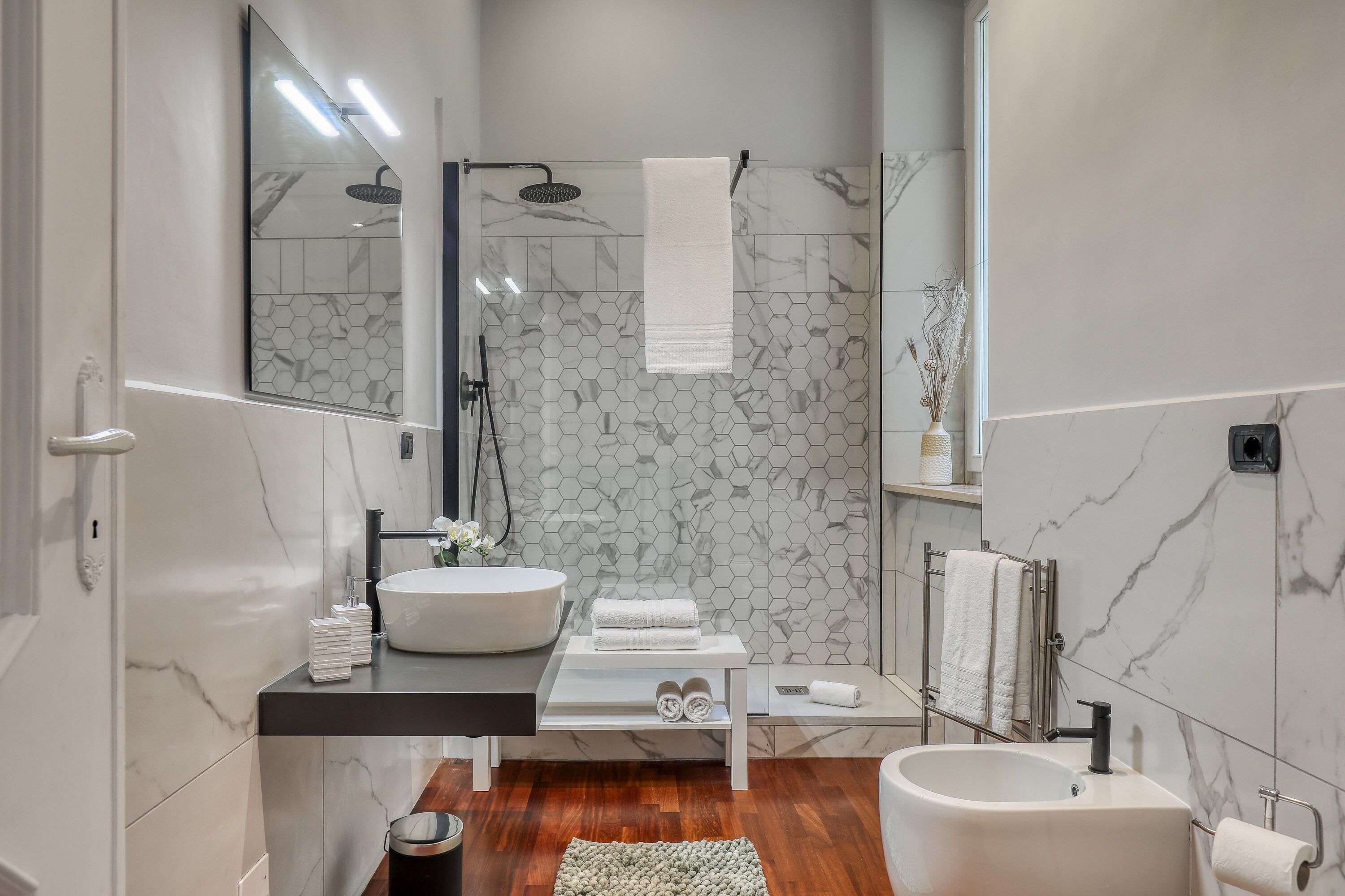 Shower, hair dryer, bidet, towels