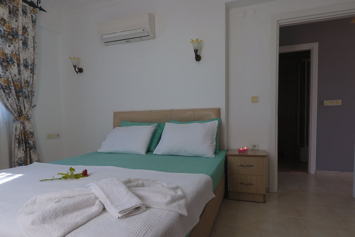 Egyptian cotton sheets, premium bedding, desk, laptop workspace