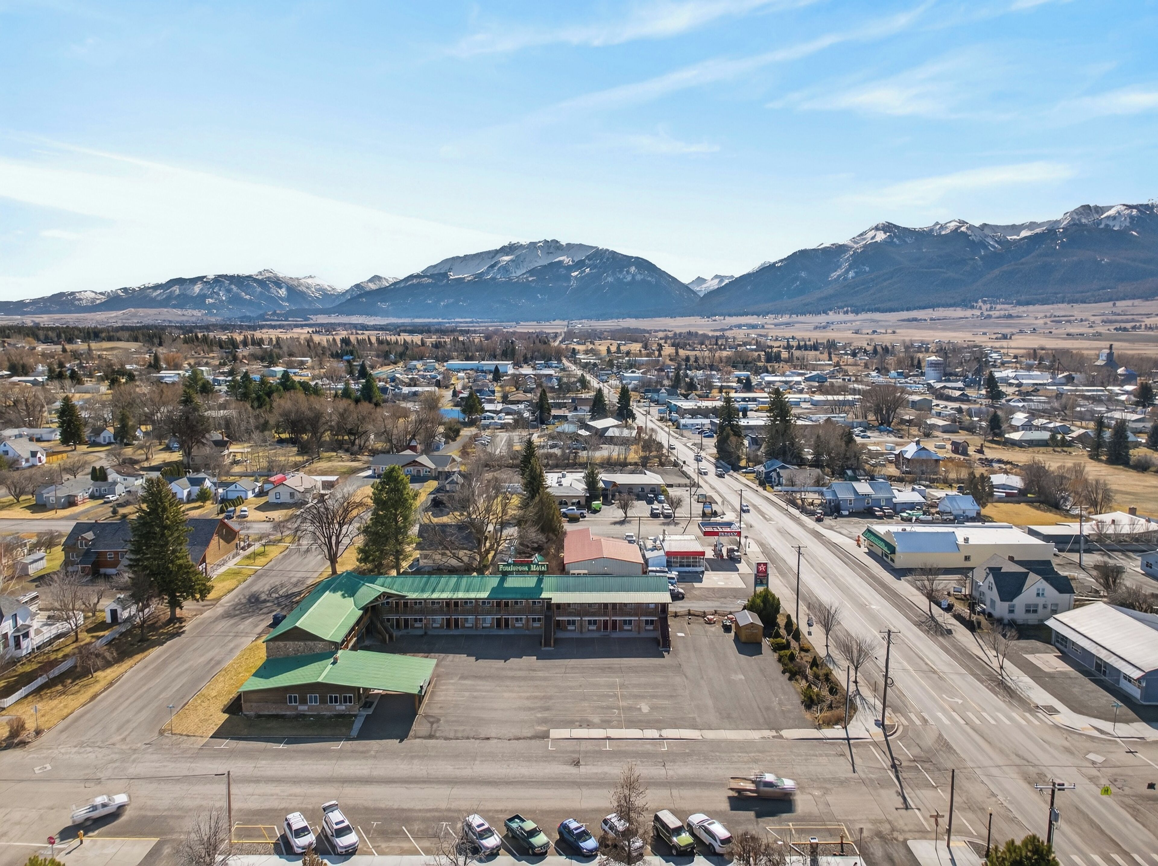 Une ville dont le centre est dominé par un bâtiment remarquable, entourée de quartiers résidentiels et bordée, à l’arrière-plan, par une chaîne de montagnes.