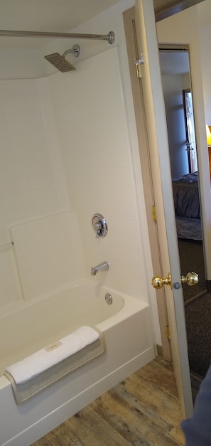 Suite Standard, 1 camera da letto, bagno privato (King Suite) | Wi-Fi gratuito, lenzuola