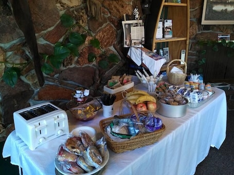 Desayuno buffet. The Ponderosa Motel
