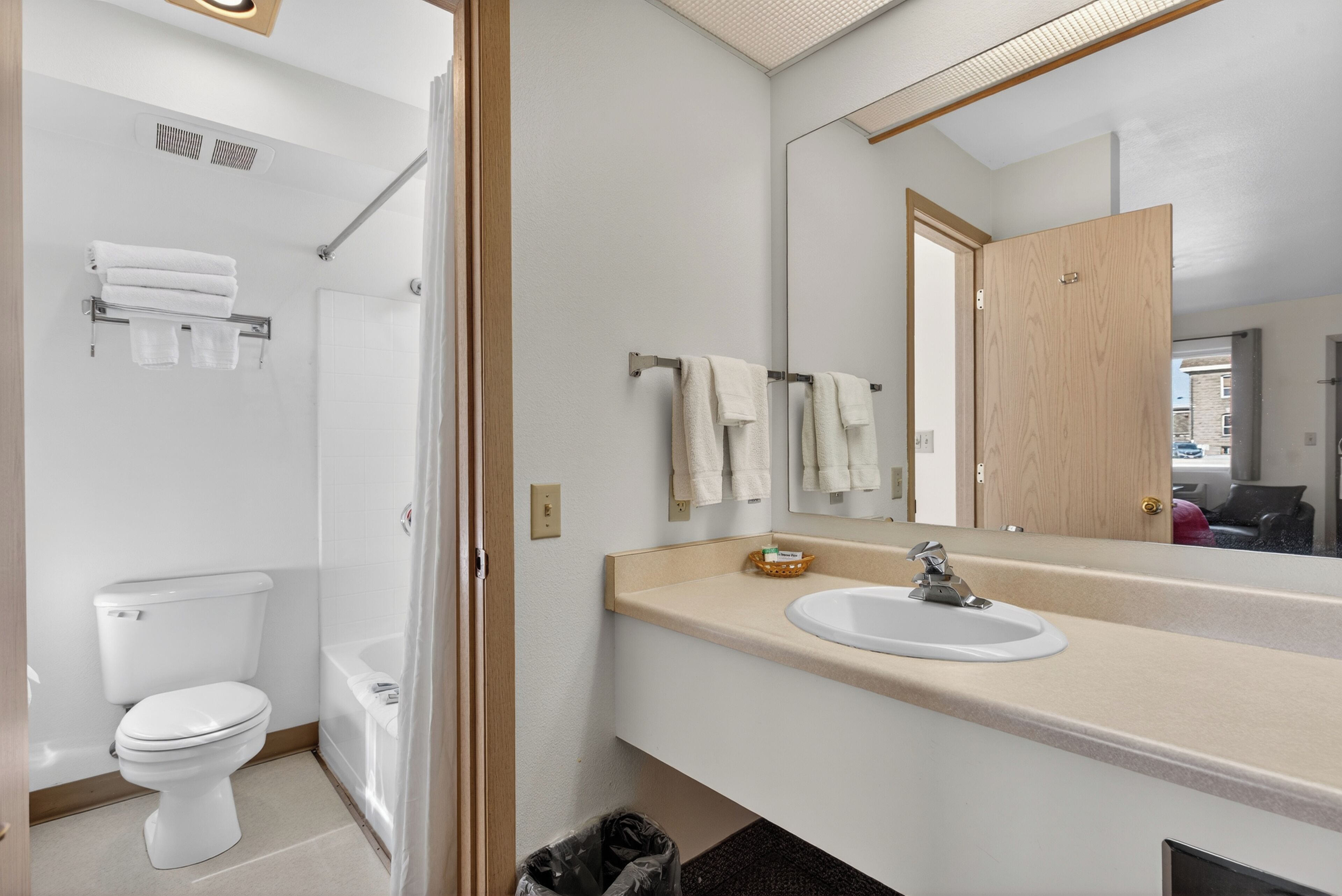 Standard-Suite, 1 Schlafzimmer, eigenes Bad (Triple Queen Suite) | Badezimmer | Haartrockner, Handtücher