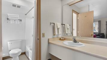 Standard-Suite, 1 Schlafzimmer, eigenes Bad (Triple Queen Suite) | Badezimmer | Haartrockner, Handtücher
