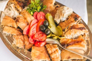 A platter of sliced meats, tomatoes, olives, and pickles. - Apartment Rita (Split)