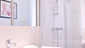 Apartment, 1 Bedroom | Bathroom | Shower, hair dryer, towels, soap - Flats4Rent Dimora del Viandante (Verona)