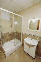 Standard Double or Twin Room | Bilik Mandi | Tab mandi, kelengkapan dandanan diri percuma, pengering rambut, selipar 