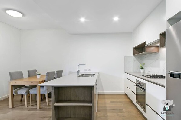 Fridge, microwave, oven, stovetop - KOZYGURU | Waitara | Kozy 2 Bed APT | Walk to Train Station | NWA008 (Waitara)