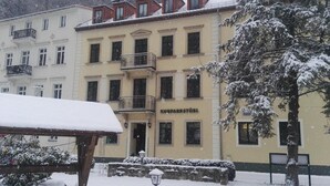 A multi-story building with a sign reading "Kurparkstübl". - Kurparkstübl Bad Schandau (Bad Schandau)