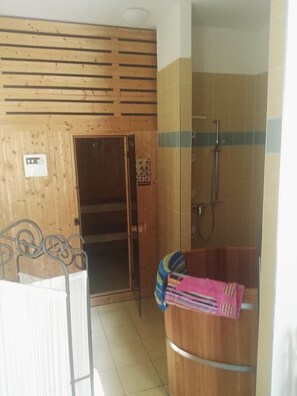 Een douche, gratis toiletartikelen, een haardroger, handdoeken