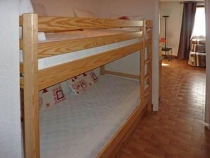 A bunk bed in a room with a tiled floor and a lamp in the corner. - 50m from ski slopes, 3rd floor, balcony, 30m², Les Orres (Les Orres)